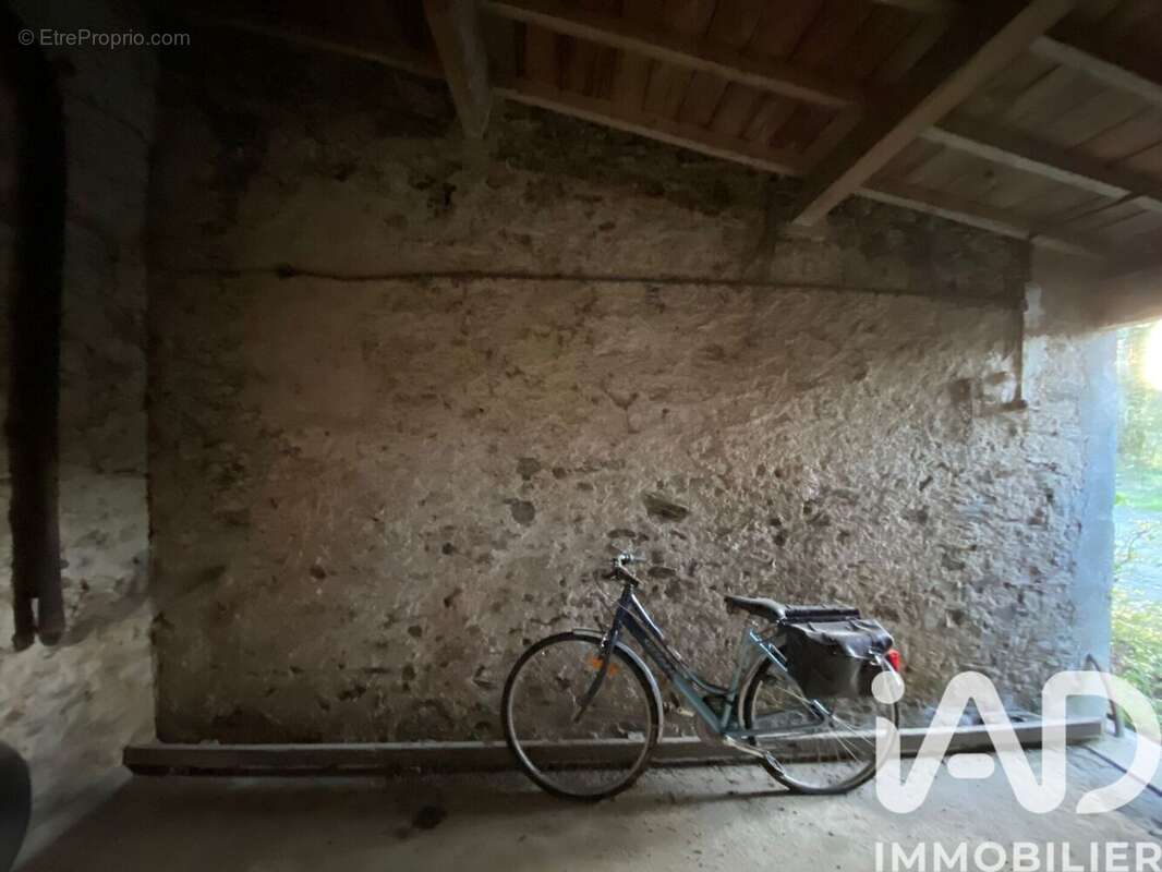 Photo 2 - Parking à BEAUSSE