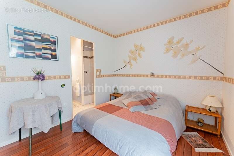 SAINT-PRIX, VAL D’OISE (95) : Propriété de 230 m² habitables (255 m² au sol) - 9 pièces principales - 7 chambres - 3 garages – P - photo 10
