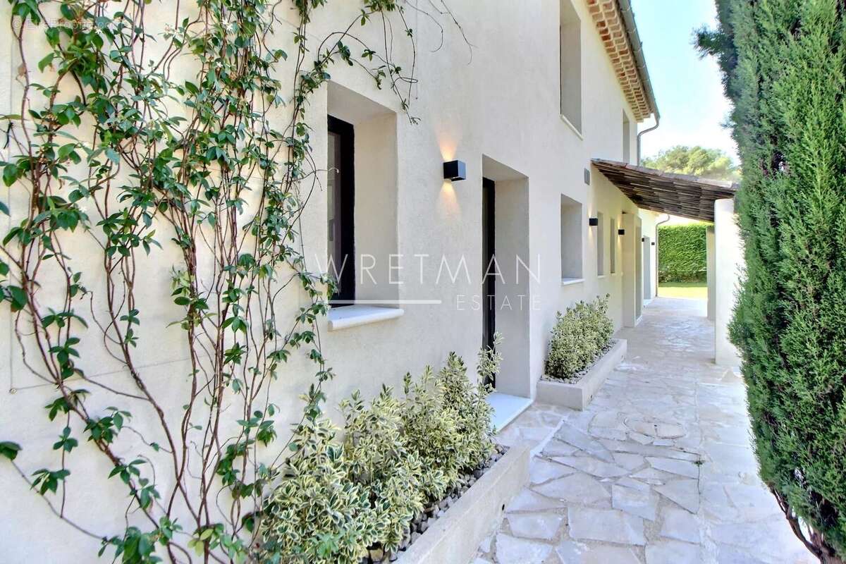 Maison à ROQUEFORT-LES-PINS