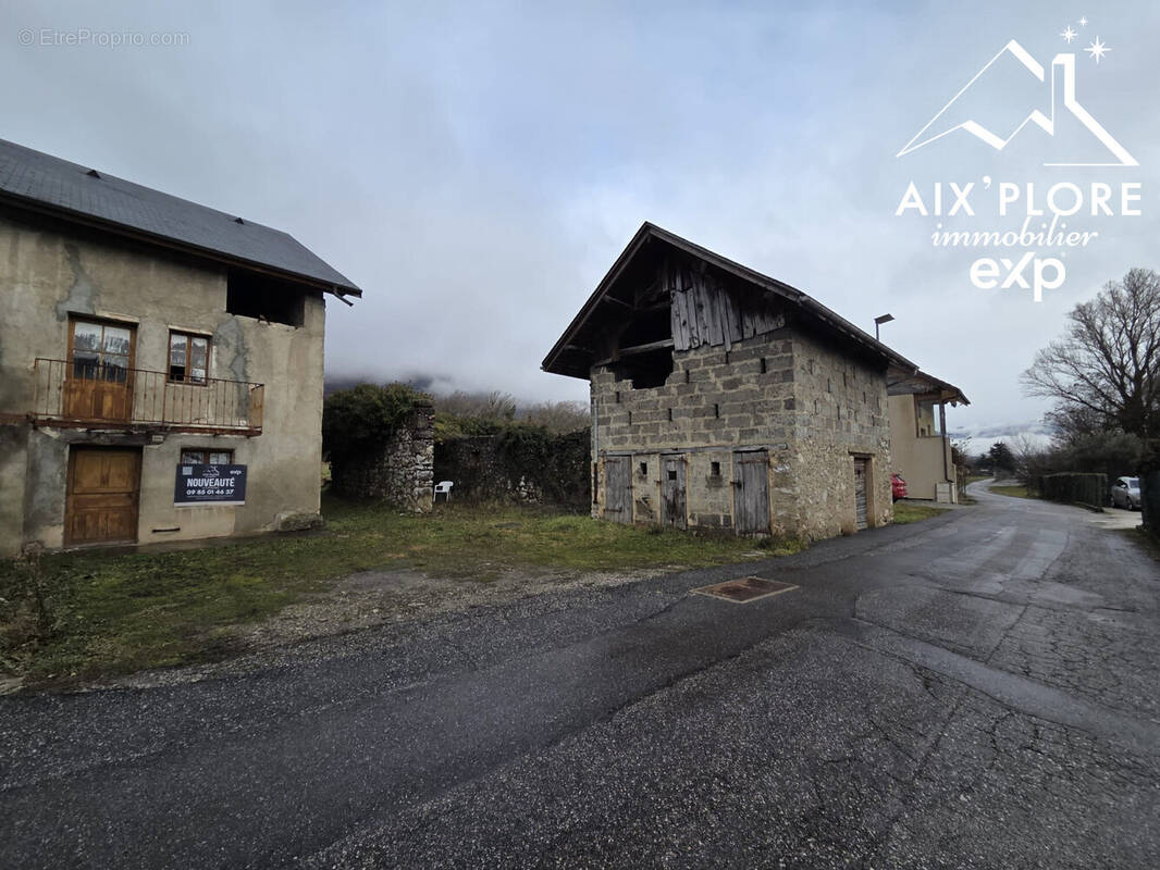 Maison + grange à rénover - Maison à MONTMELIAN