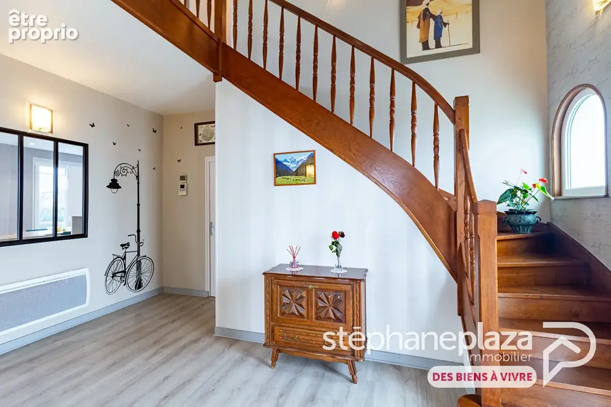 Maison rénovée 173m², 4 chambres, terrain clos 1539m², sous-sol 98m² et double garage - Chalamont - photo 8
