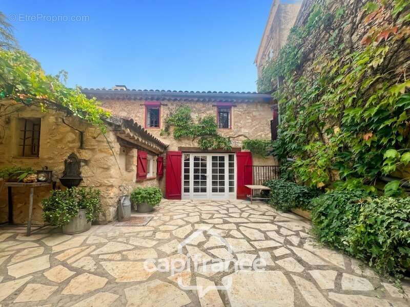 MERINDOL  MAISON DE CHARME, cour extérieure et roof top,2 chambres, 1 pièce,  1 bureau, 1 cave,  au cœur du village  A DECOUVRIR - photo 4