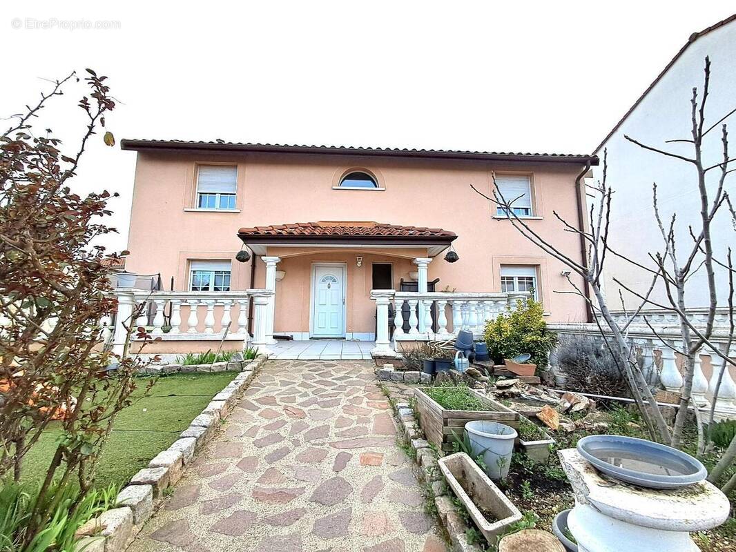   - Maison à DECINES-CHARPIEU