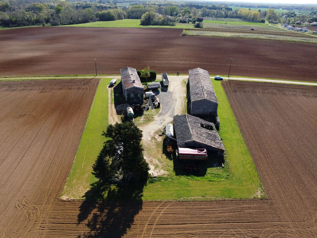 Maison à SAINT-GENIS-DE-SAINTONGE