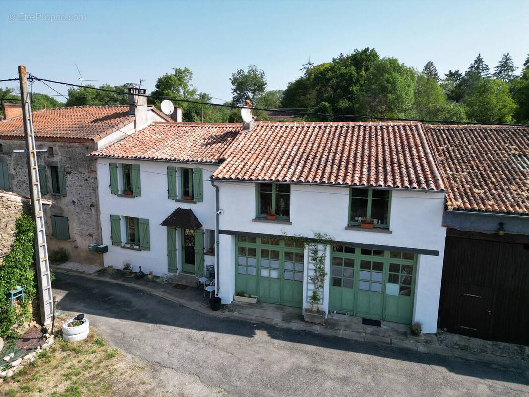 Appartement à DROUX