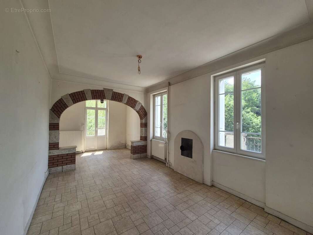 Maison en pierres sur deux niveaux à Laussonne - photo 2