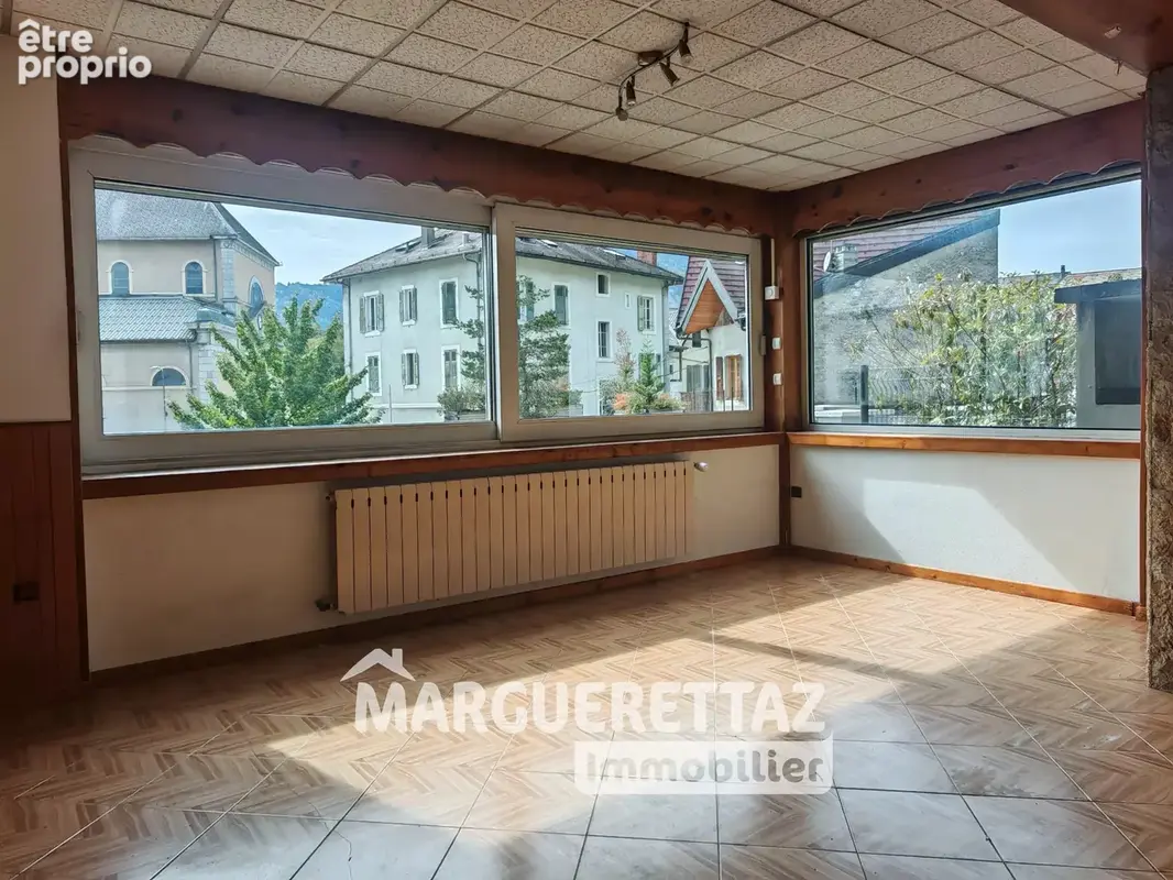 Appartement 2 pièces de 71,6 m² à rénover – 1er étage – Au cœur du village à TANINGES - photo 2