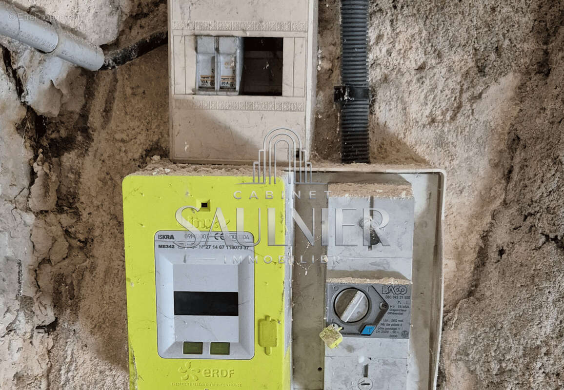Amboise_rue bretonneau - cave (eau & electricite) - photo 3