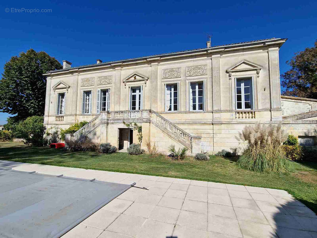 Batisse en pierre de style Directoire avec vignes et piscine - photo 4