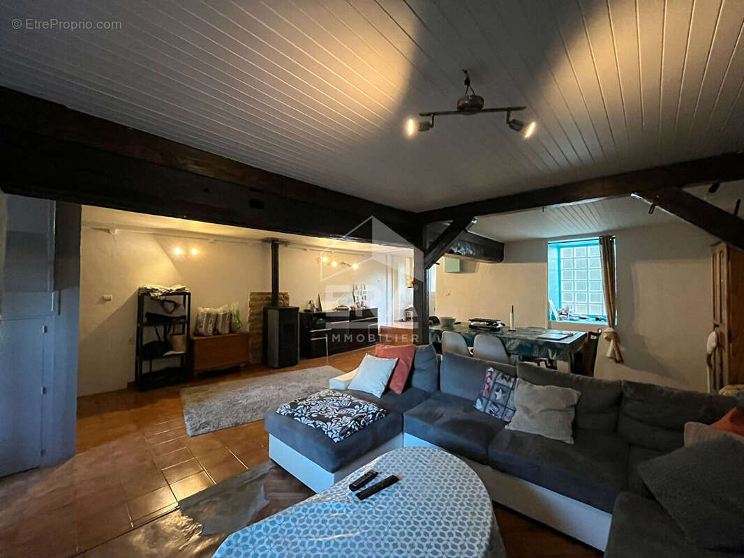 Maison à VILLIEU-LOYES-MOLLON