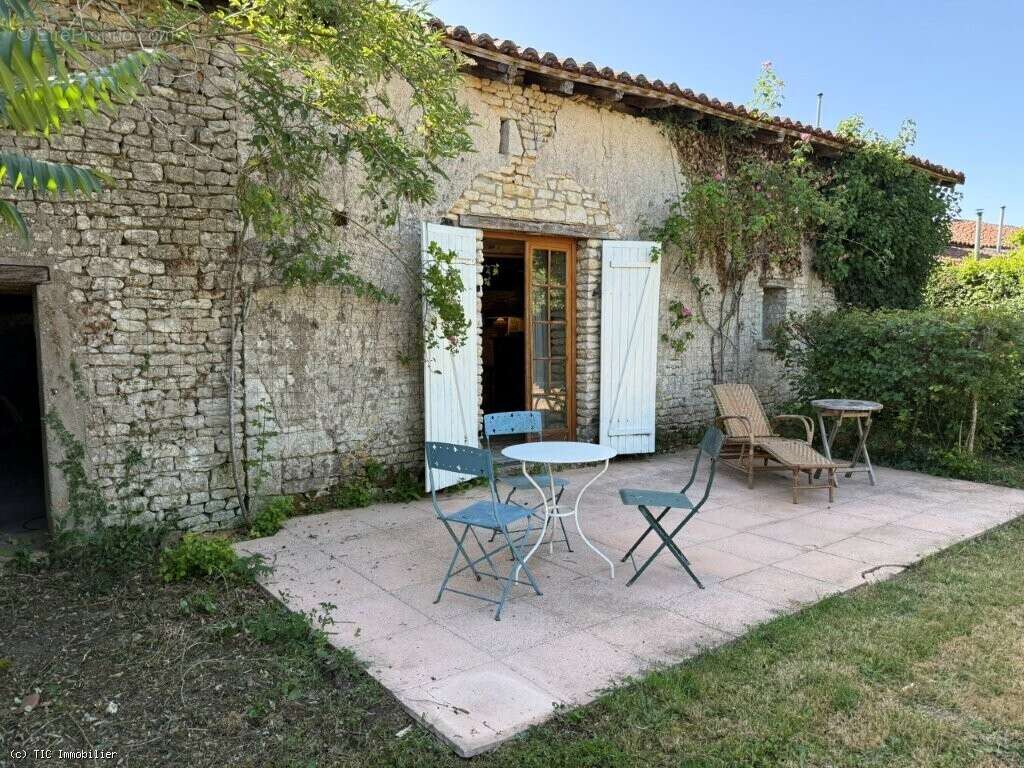 Maison à CHAMPAGNE-MOUTON
