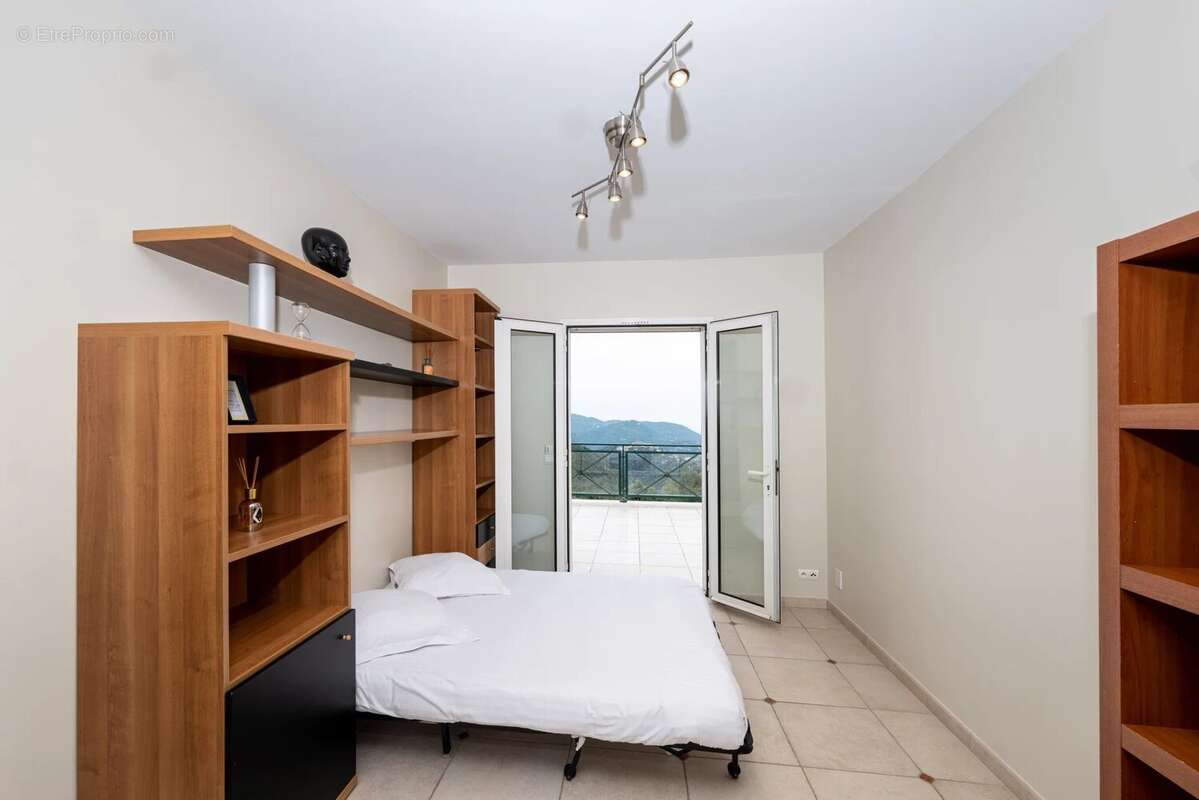 Falicon - Villa 7 pièces avec piscine chauffée, jardin 1350m², garage - photo 24