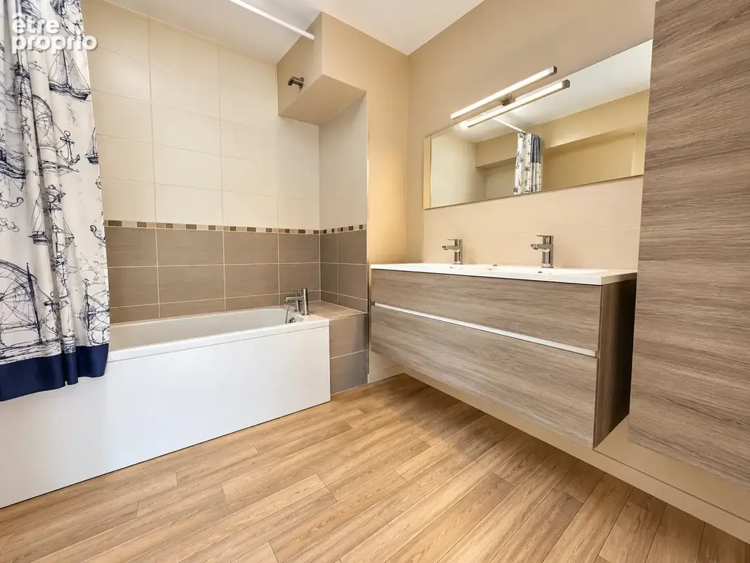Derrière l'office du tourisme, appartement de 76m2 avec balcon et parking privé - photo 3