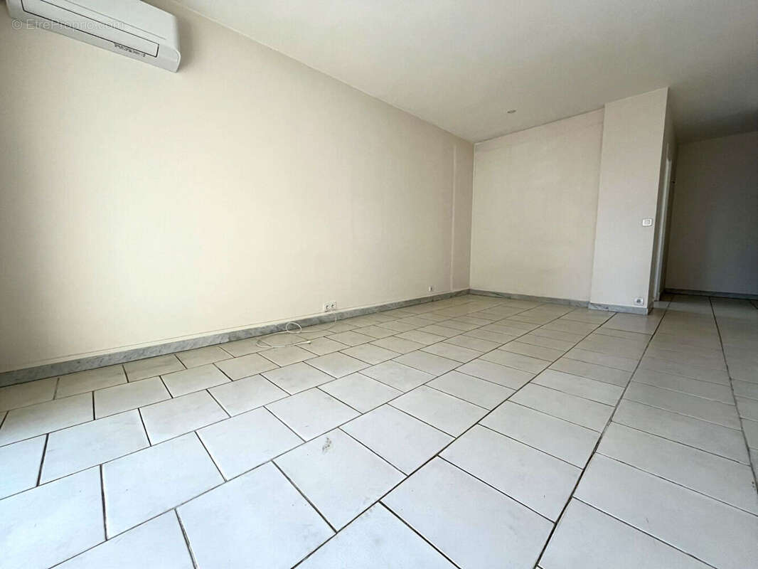 Appartement à SAINT-LAURENT-DU-VAR