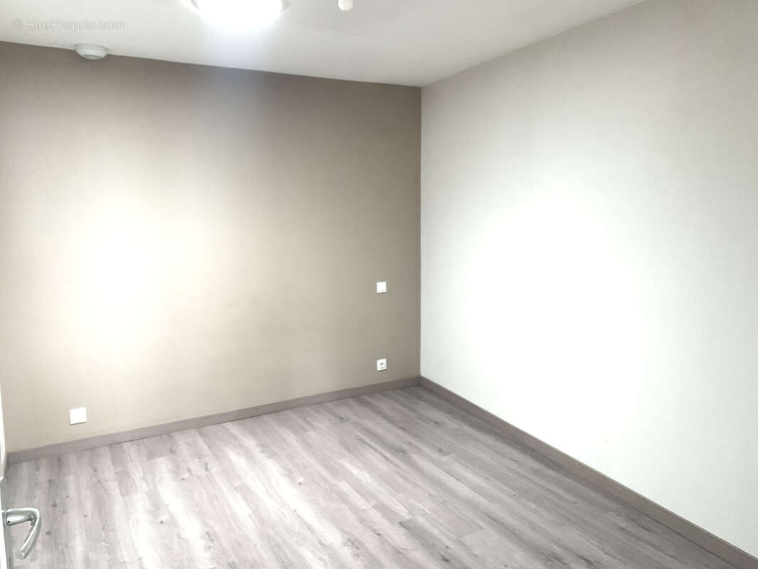IMMEUBLE A VENDRE composé d'un local + un appartement - photo 6