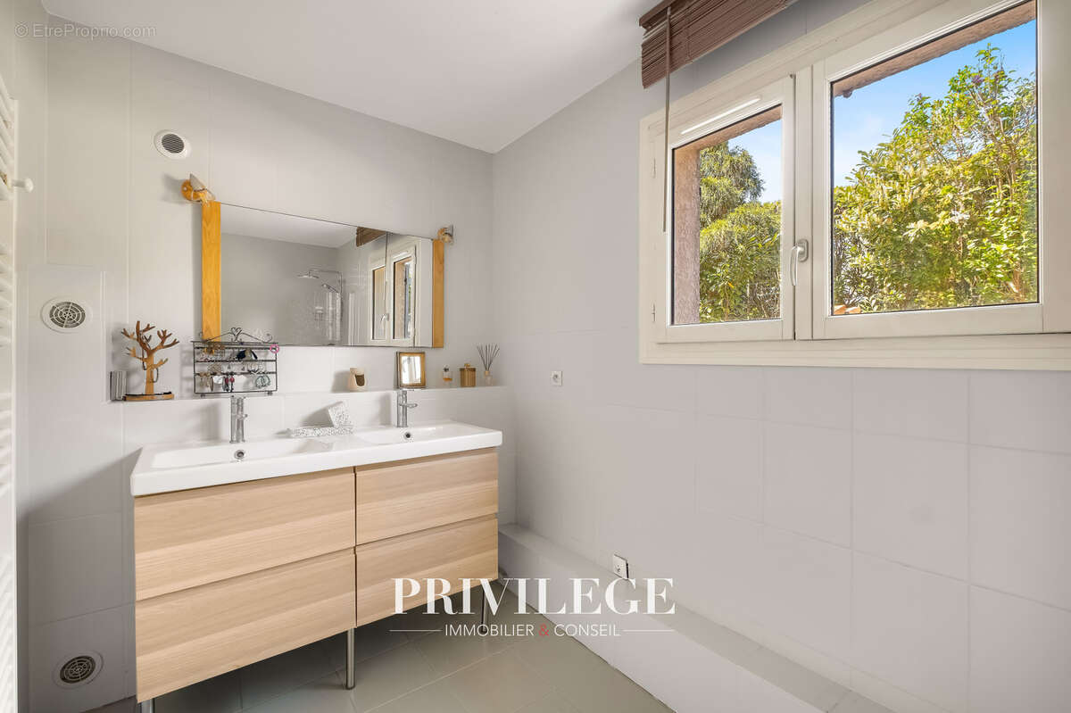 Maison à SAINT-GENIS-LES-OLLIERES