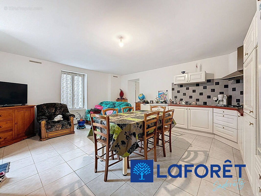 Appartement à CHEMERE