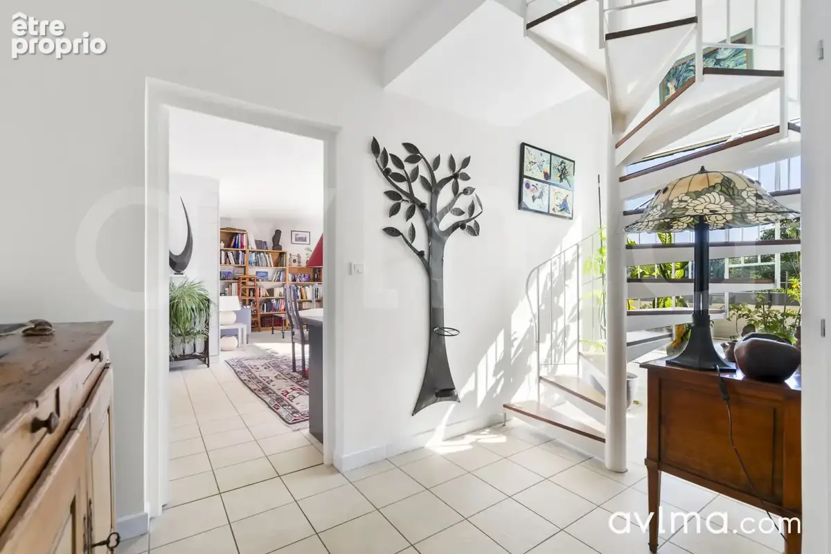 L'impression d'une maison  au dernier étage d'une résidence arborée. - photo 1
