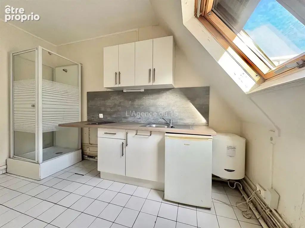 Mairie du xvème / studette avec kitchenette et douche / par ascenseur principal / ideal bureau ou pied a terre / - photo 2