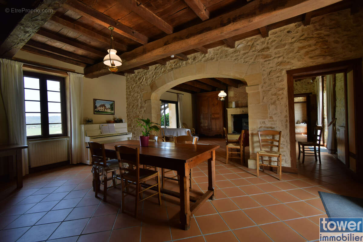 Proche Bergerac belle propriété de 4 hectares, demeure en pierre avec dépendances - photo 3
