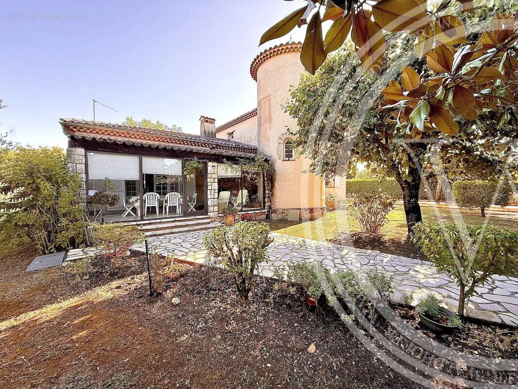 Appartement à CHATEAUNEUF-GRASSE