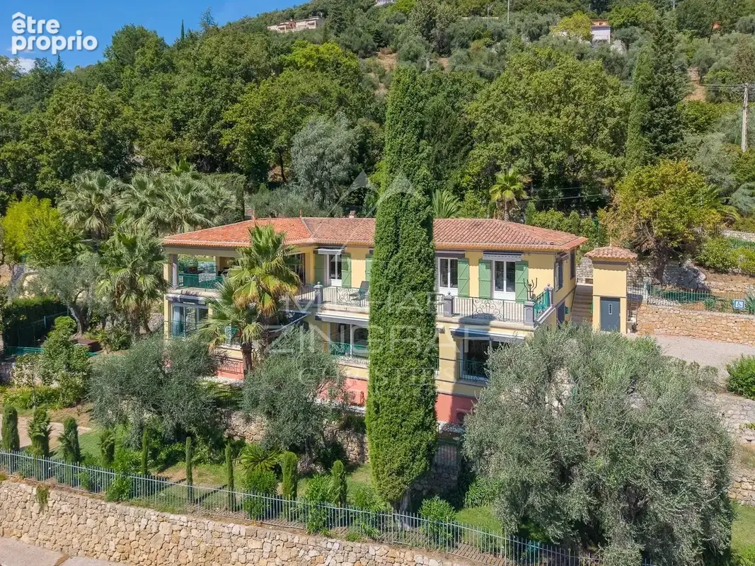 Grasse – Élégante villa rénovée avec piscine et vue dégagée - photo 13