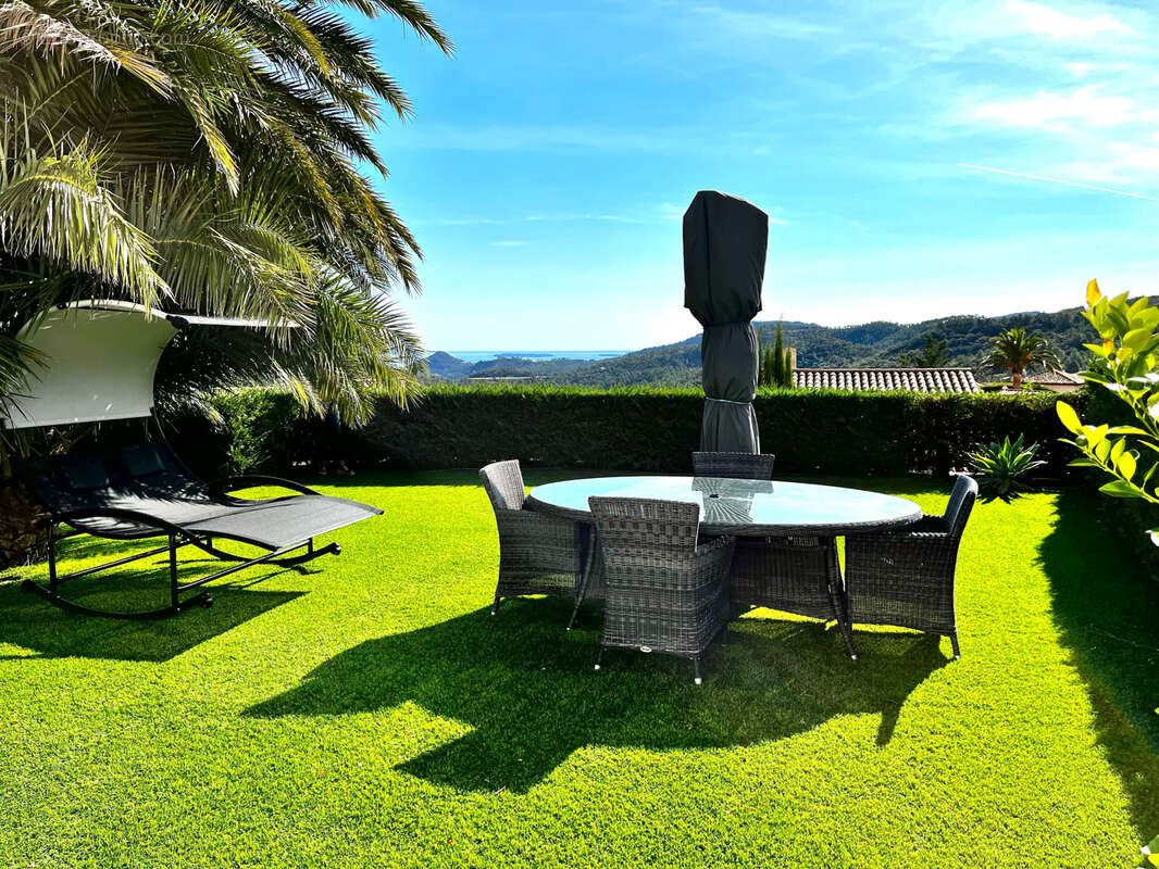 Limite mandelieu ville t4/t5 de 150m2 vue mer panoramique jardin entourant jacuzzi garage - photo 5