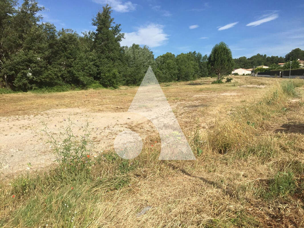 A VENDRE  Terrain constructible  1618m2 à Pourrieres - photo 4