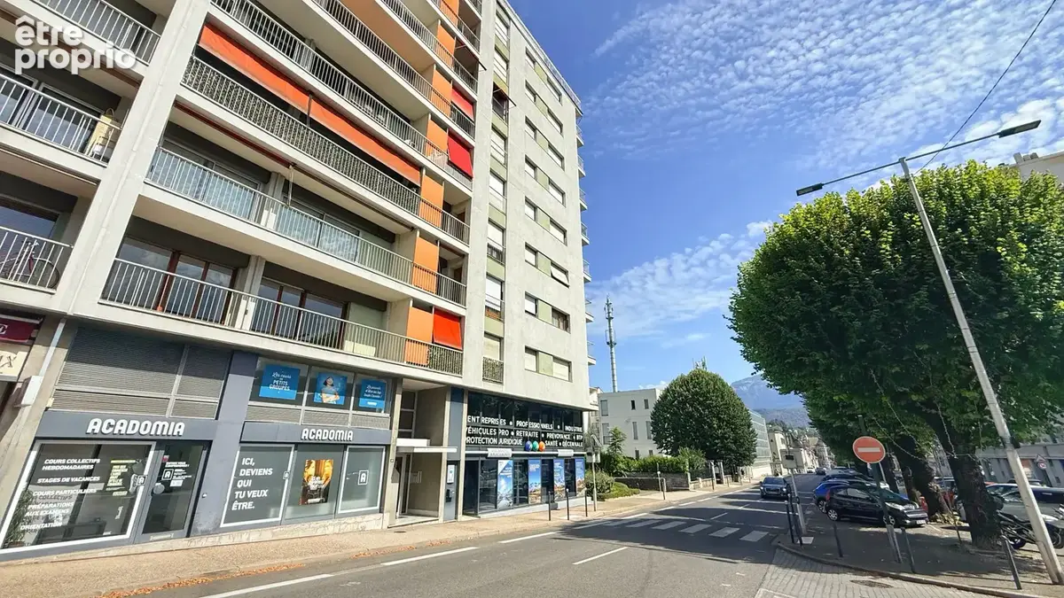 VOIRON - T6 de 144 m2 avec balcons, garage et caves - photo 6