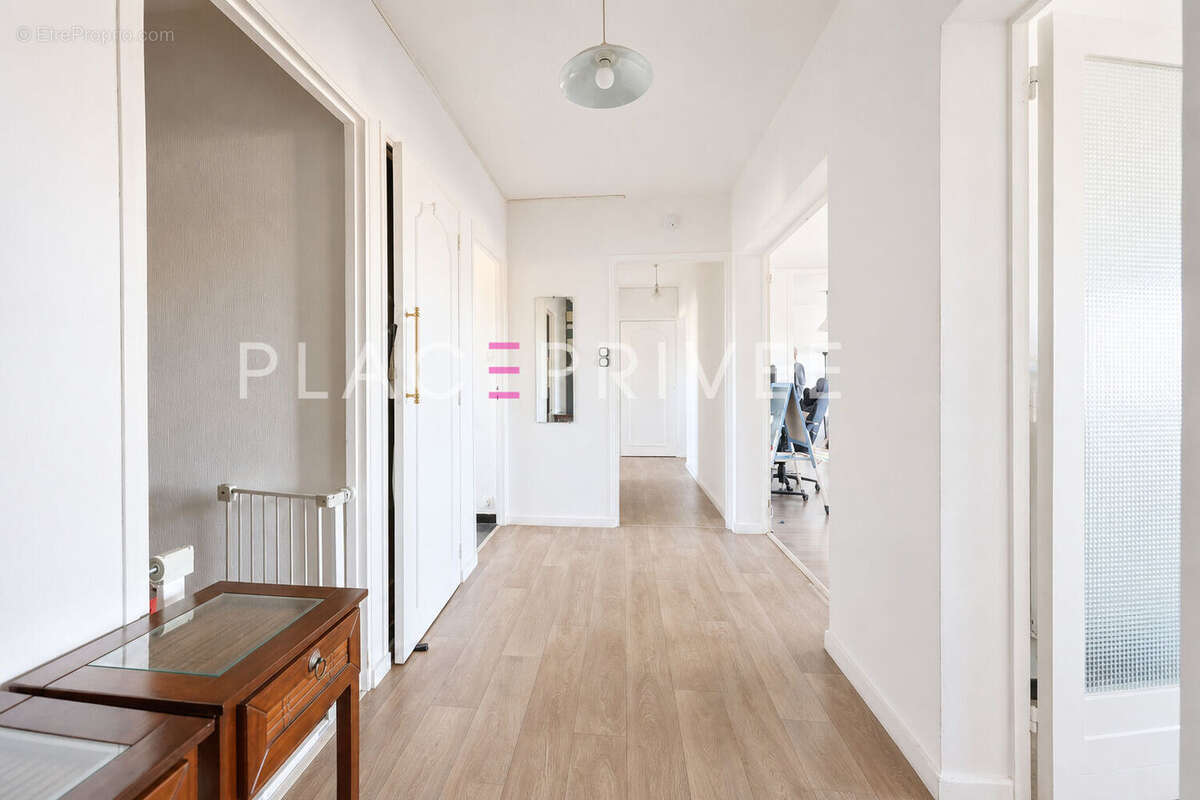 Appartement avec balcons et garage - photo 3