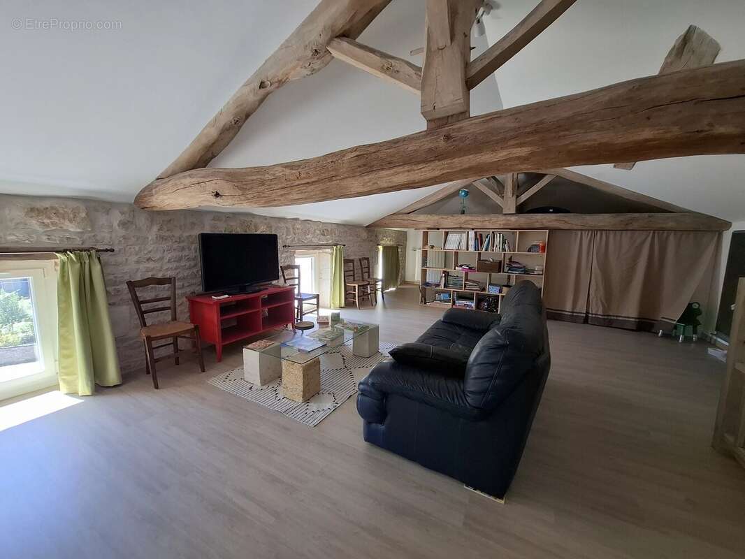 Maison familiale impeccable de 4 à 5 chambres, idéalement située à quelques minutes à pied de toutes les commodités. - photo 6