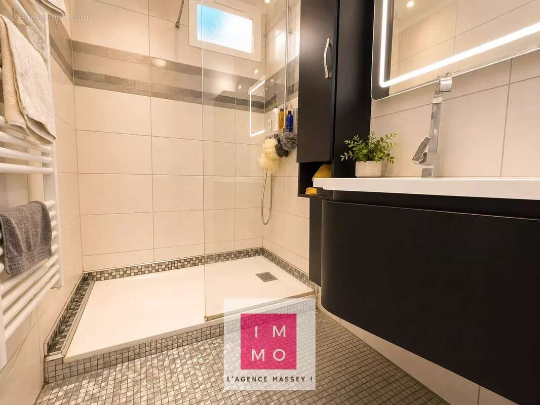 T3 lumineux de 56 m² – Balcon, grand garage, cave et parking – Secteur Jardin Massey - photo 6
