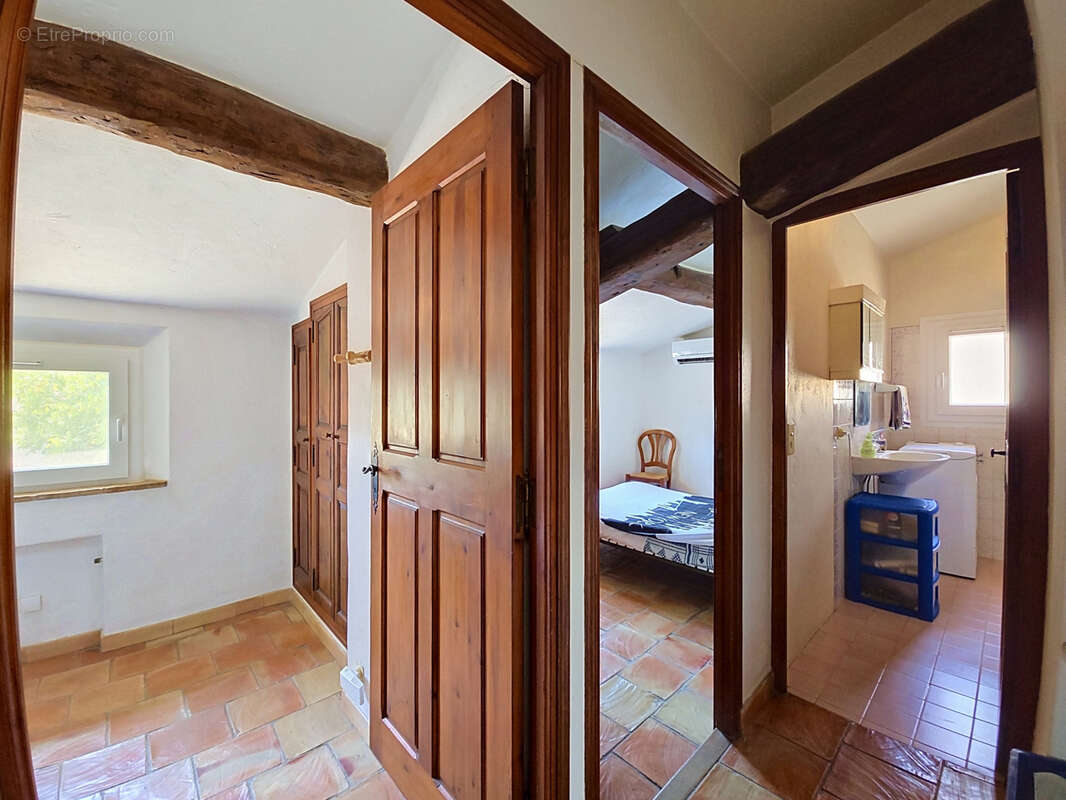 La colle-sur-loup   cœur de village   maison 4/5 pièces de 104 m2 avec jardin, dépendances et stationnements - photo 11