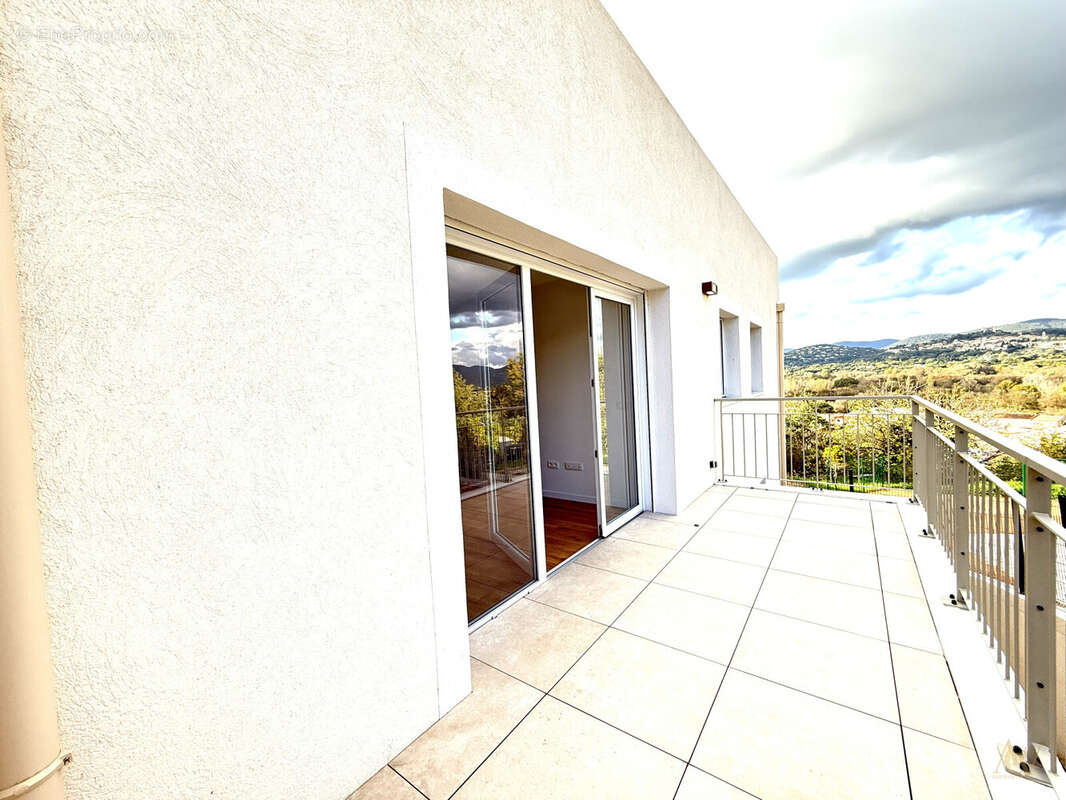 OFFRES EXCLUSIVES sur ce T3 de 65 m² avec terrasse et vue dégagée sur Grimaud à Cogolin 2 - Appartement à COGOLIN