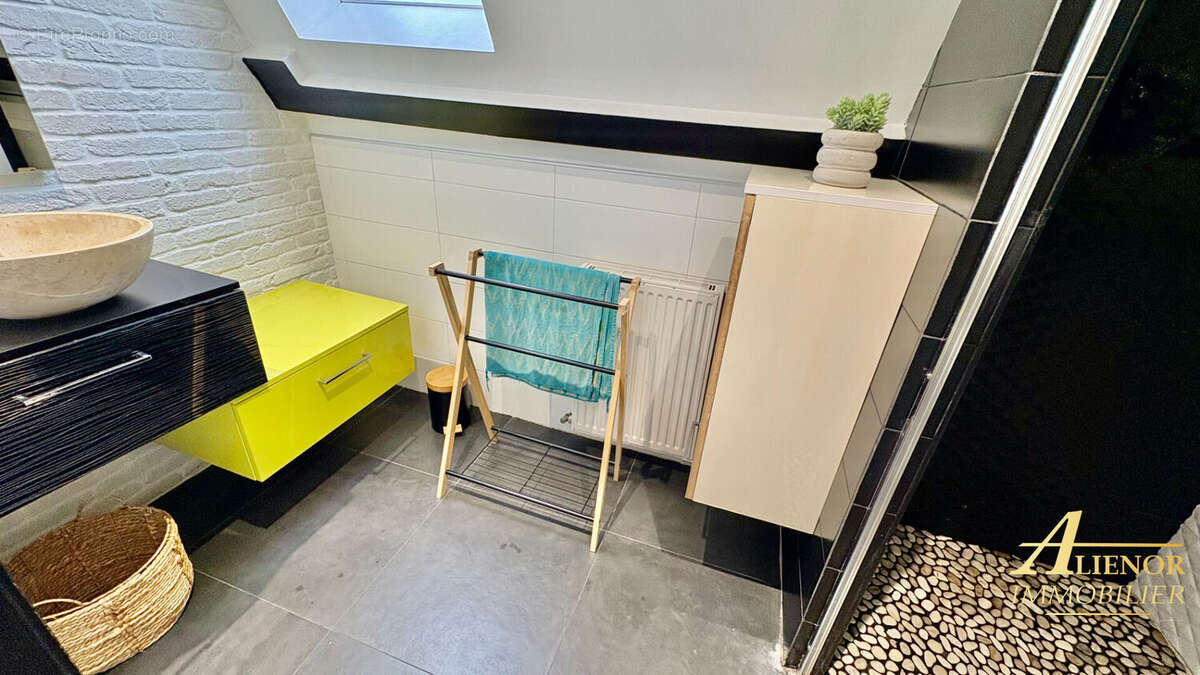 Maison à SAINT-PIERRE-DE-CHIGNAC