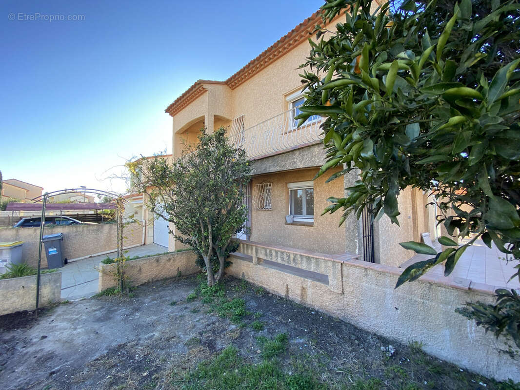 Maison à SAINT-LAURENT-DE-LA-SALANQUE