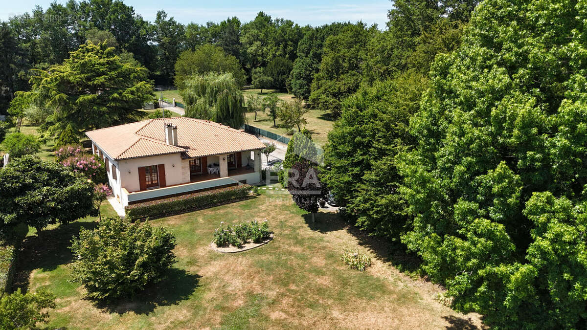 Rare sur le secteur : vaste maison avec deux parties habitations - photo 4
