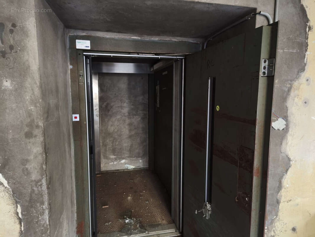 Ensemble immobilier 6 000 m2 à réhabiliter   Cœur de bourg, sortie A51 - photo 12