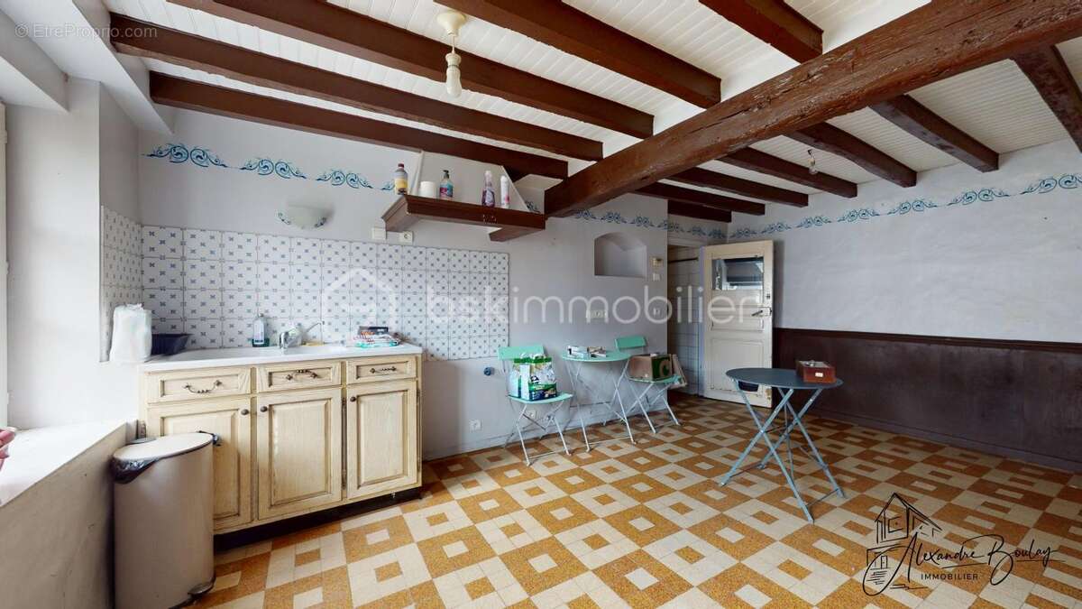 Maison en pierre à rénover – 141 m² – Dépendances – Terrain clos 645 m² - photo 3