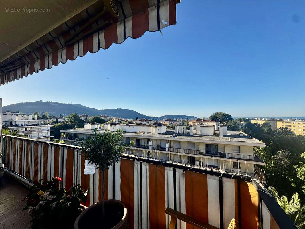 Rimiez / Cimiez à Nice / Élégant 3 pièces rénové de 71 m2   Terrasse de 35 m2   Vue dégagée avec aperçu mer - photo 2