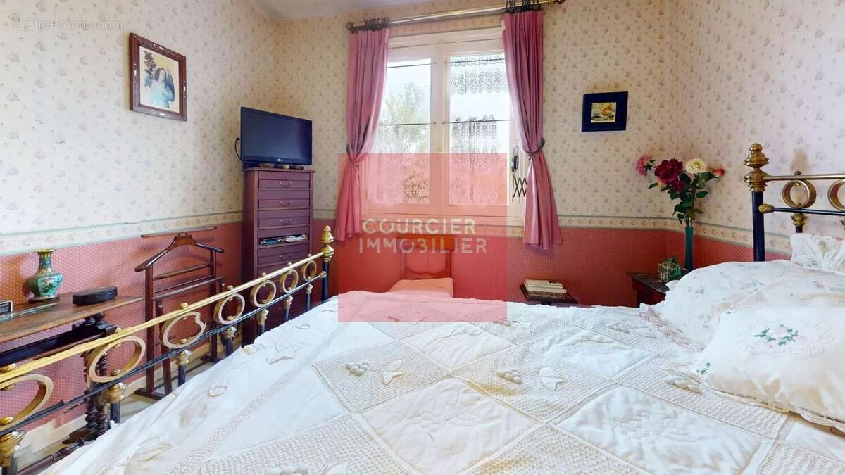 Maison à LE MESNIL-SAINT-DENIS