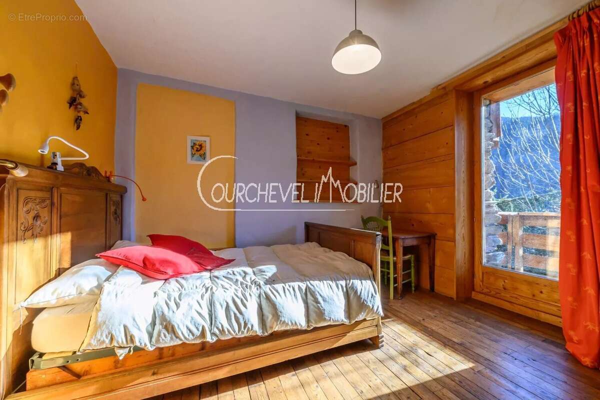 Maison à LES ALLUES