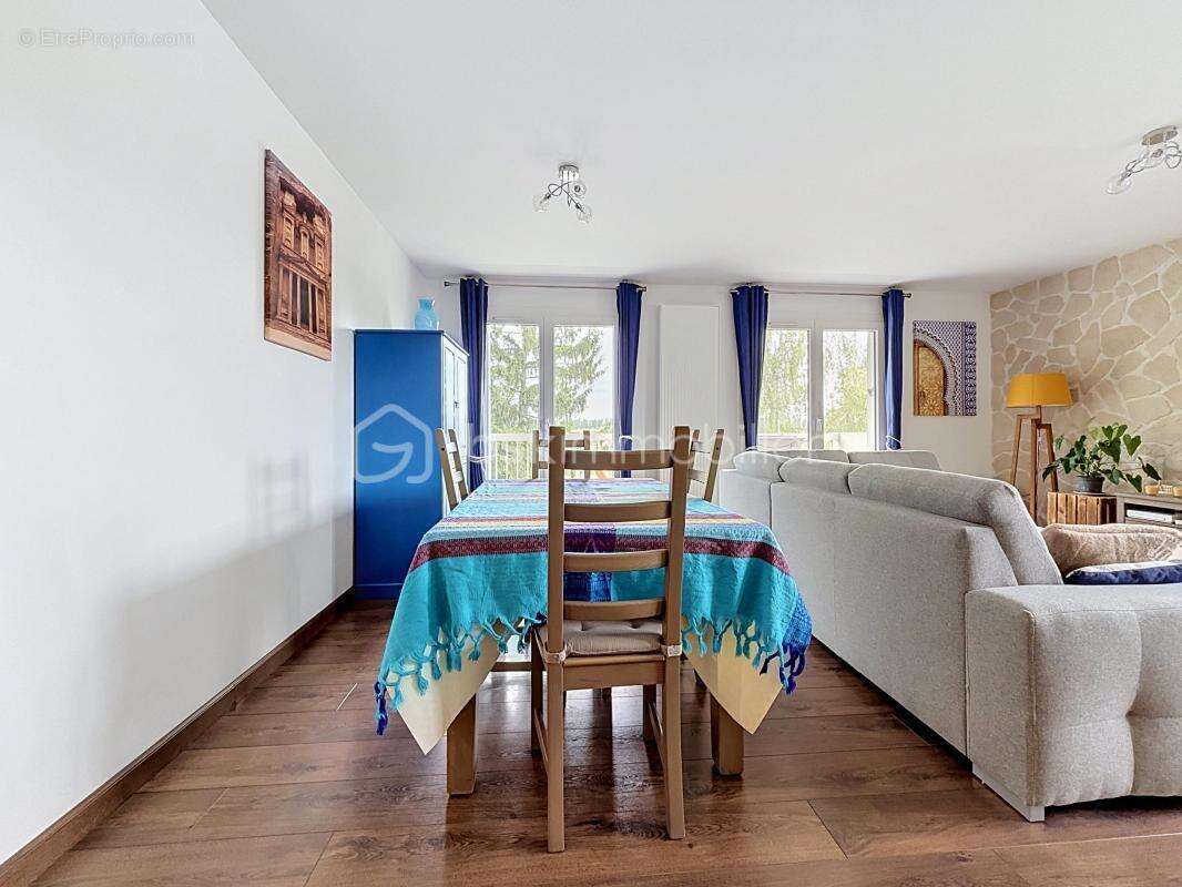 Appartement à EZANVILLE