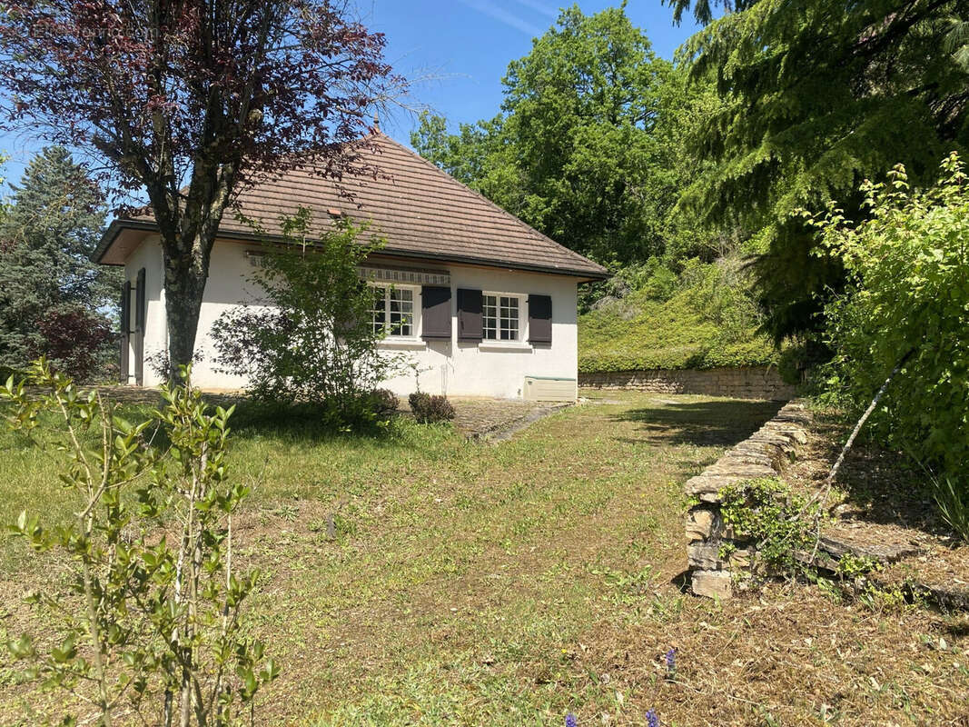 Maison à MONTAGNIEU