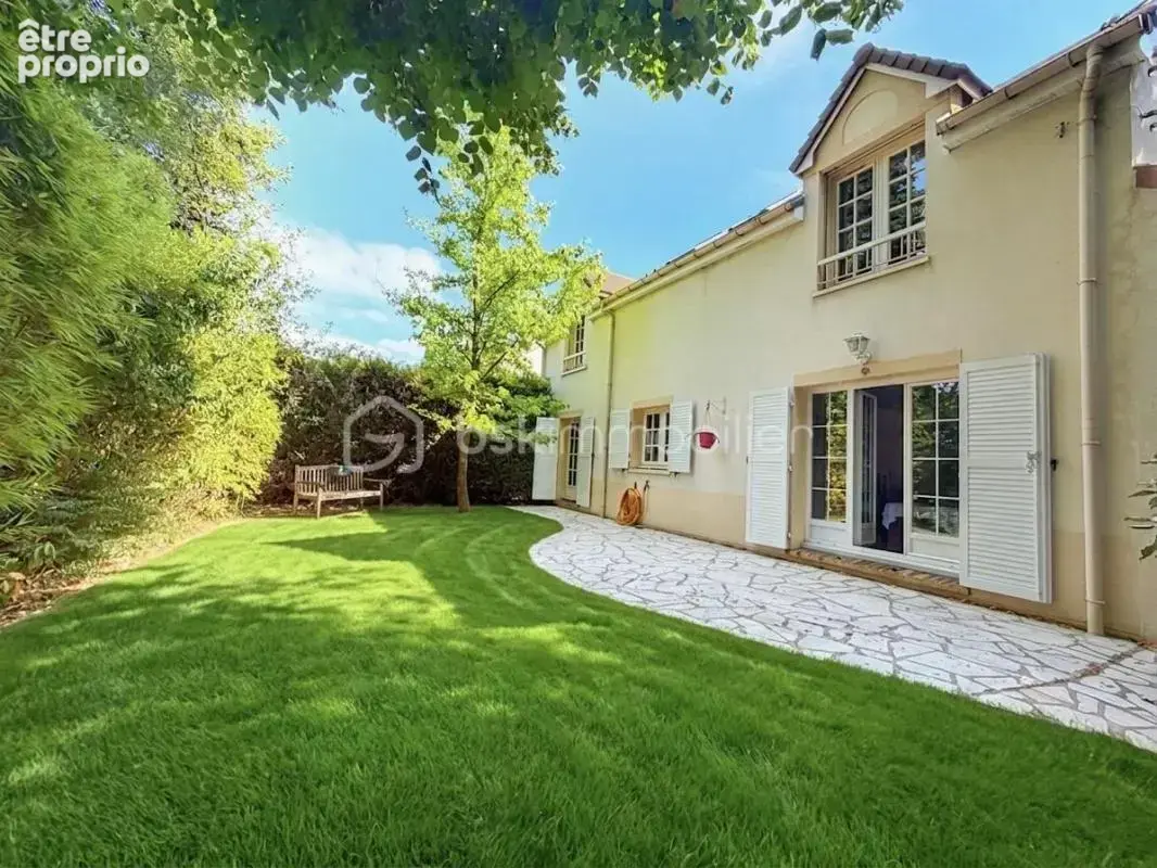 Maison familiale avec jardin, terrasse et beaux volumes quartier Fourqueux - photo 2