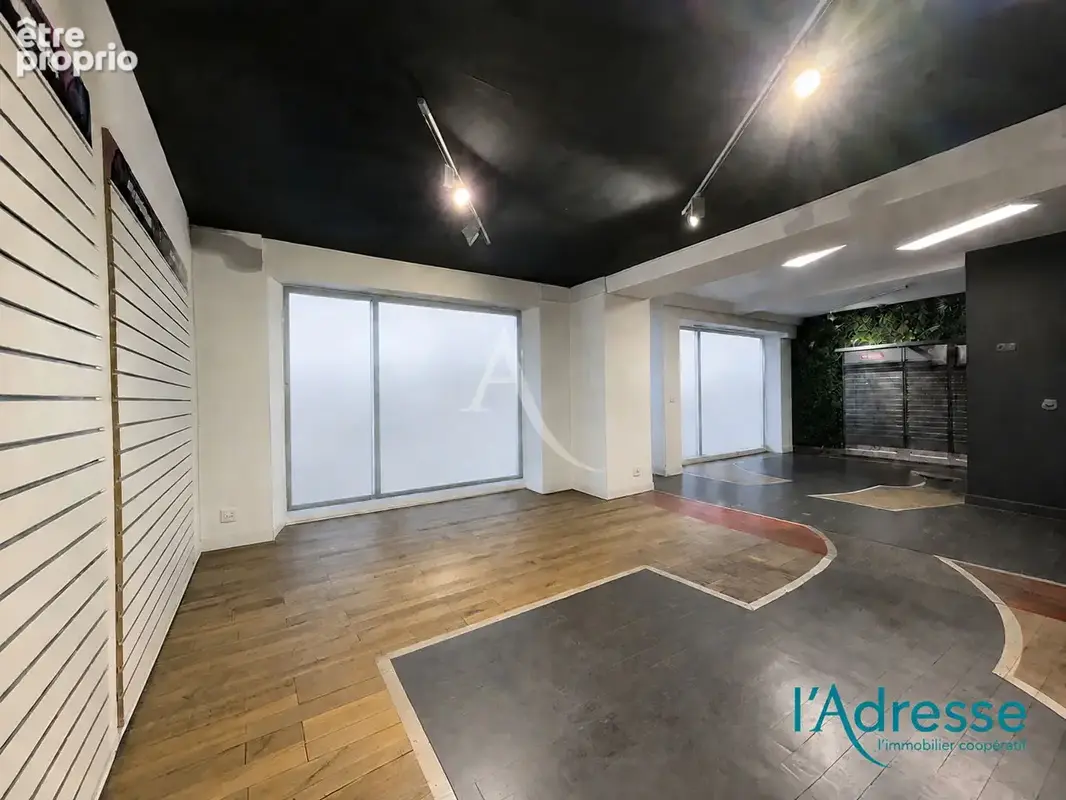 Local commercial avec stockage 600 m²  Mayenne Rive gauche SAINT-MARTIN - photo 4
