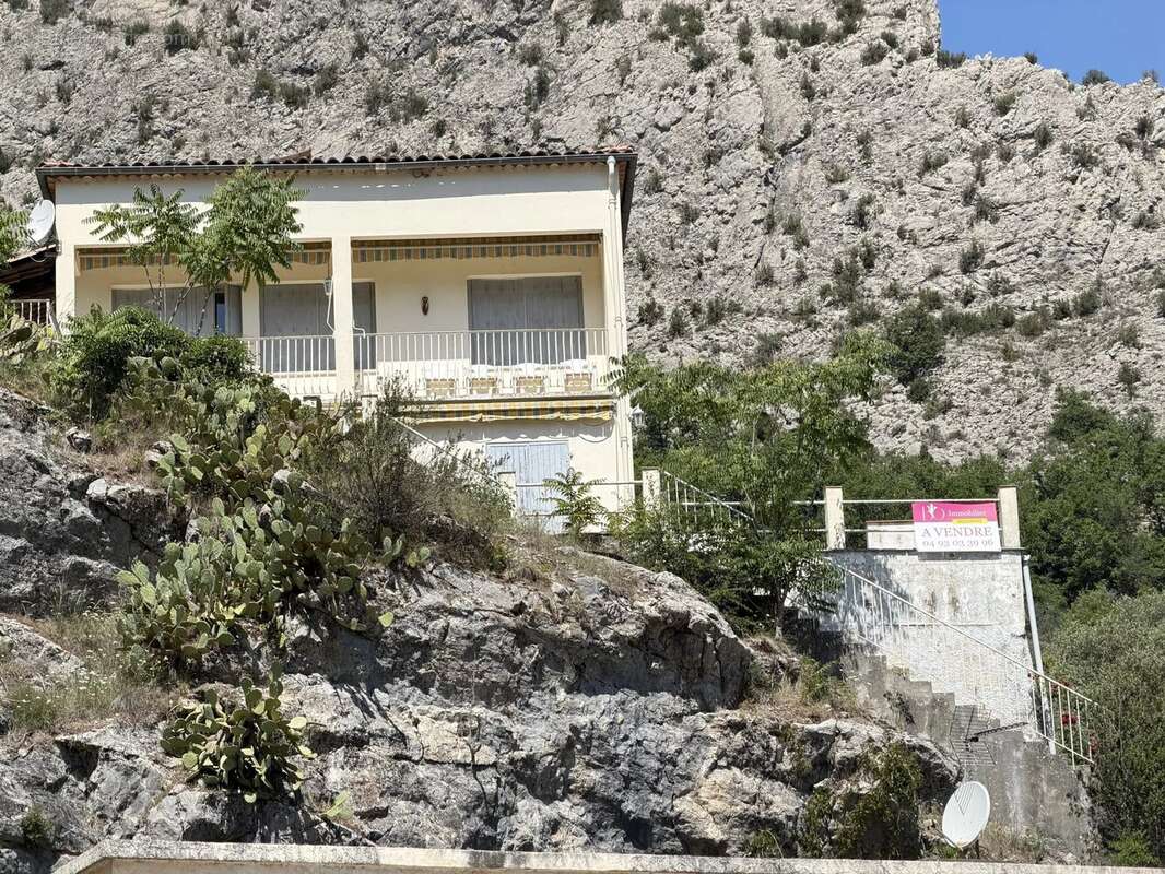 Maison à ENTREVAUX