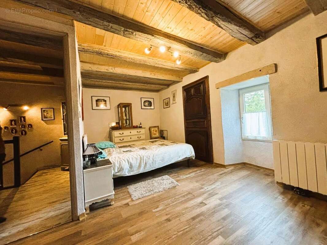 Maison à SAINTE-FOY-DE-LONGAS