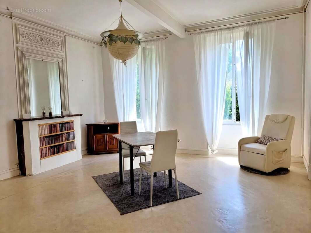 Maison à SAINT-CHRISTOLY-DE-BLAYE