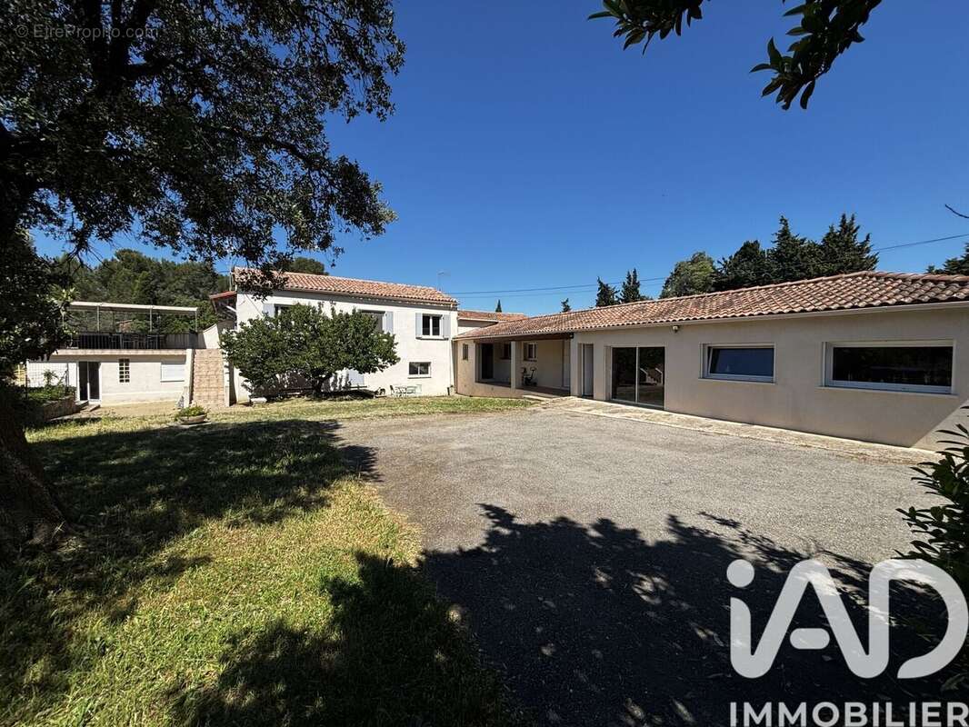 Maison 233 m² à Miramas  - photo 2